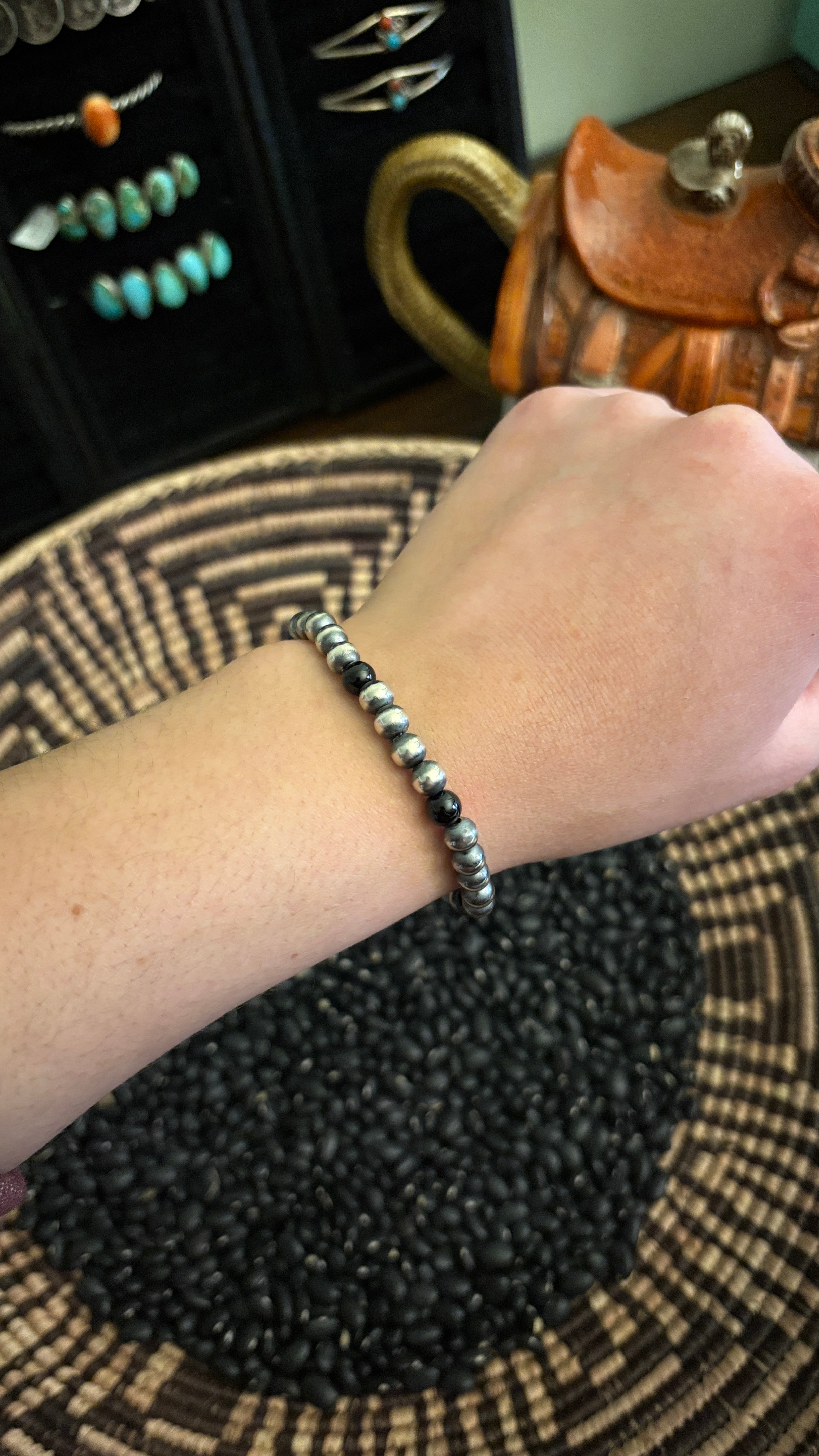 6MM STERLING SILVER PEARL & BLACK ONYX BEAD STRETCH BRACELET