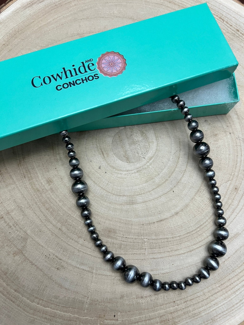 Desert Pearl Graduated Silver Western Necklace — 18 Inch